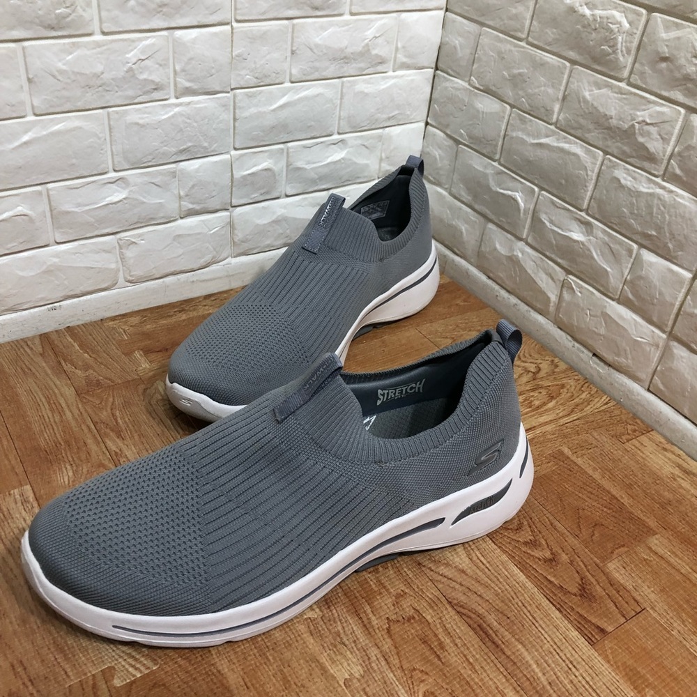 Sketchers arch fit sneakers